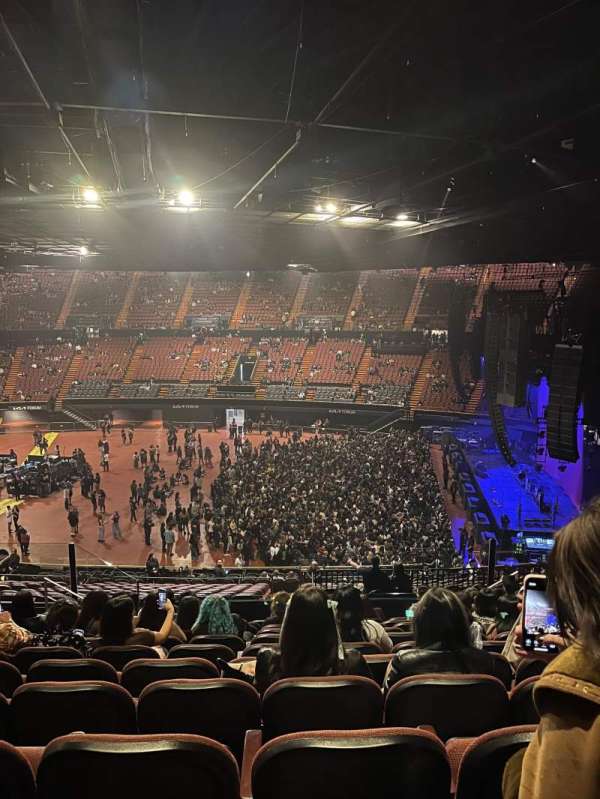 Kia Forum, section: 211, row: 11, seat: 8