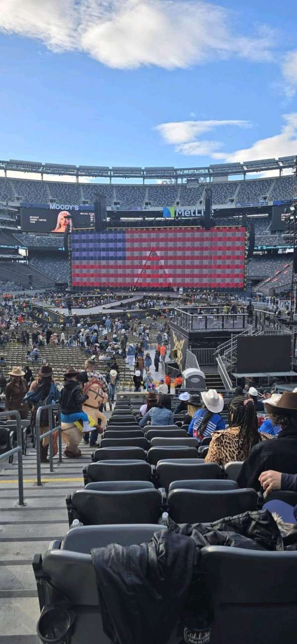 MetLife Stadium, section: 123, row: 24, seat: 29
