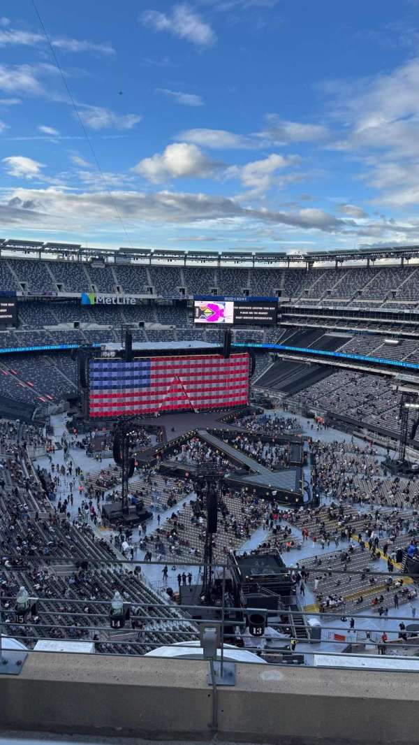 MetLife Stadium, section: 330, row: 8, seat: 17