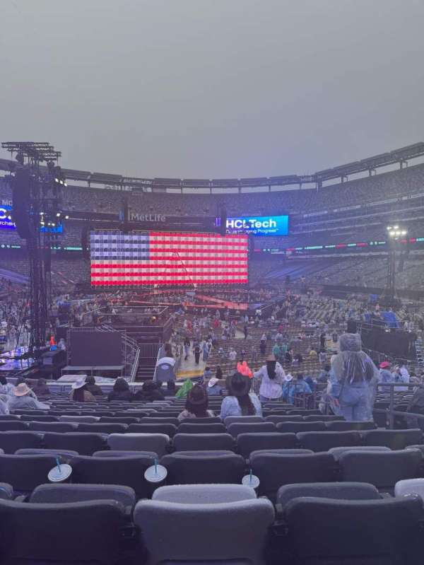 MetLife Stadium, section: 129, row: 26, seat: 3