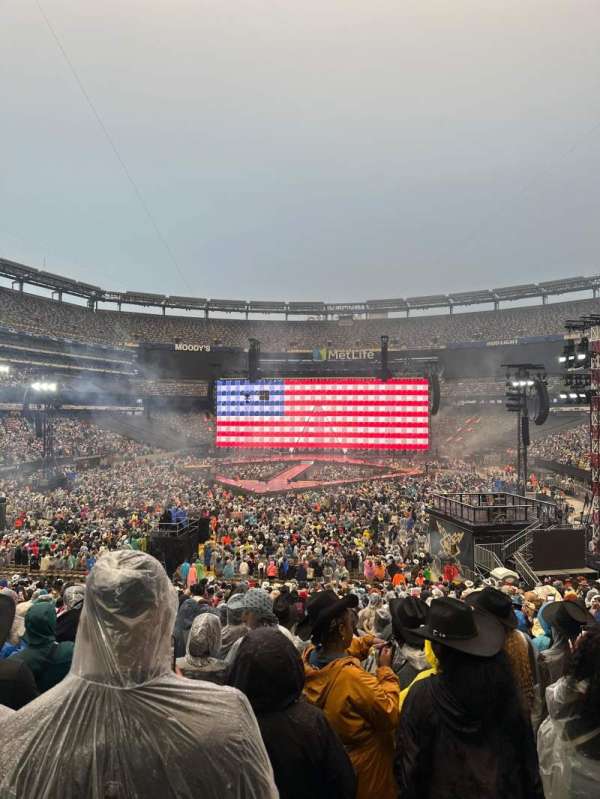 MetLife Stadium, section: 124, row: 32, seat: 22
