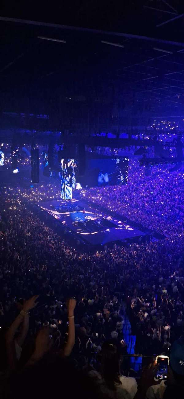 Uber Arena, section: 408, row: 5, seat: 8
