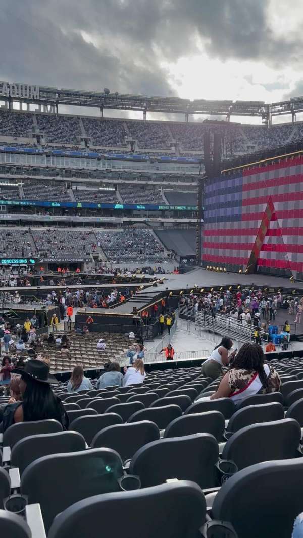 MetLife Stadium, section: 113, row: 20, seat: 27