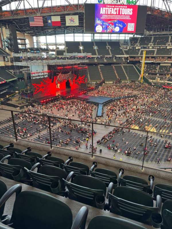 Globe Life Field, section: 207, row: 4, seat: 20