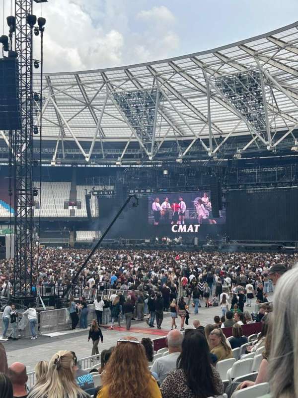 London Stadium, section: 106, row: 22, seat: 372
