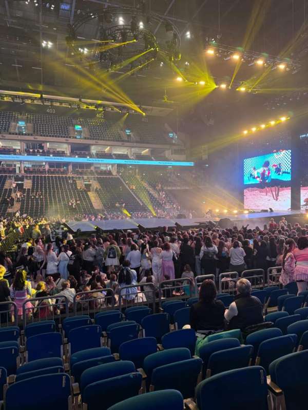 Uber Arena, section: 207, row: 7, seat: 6