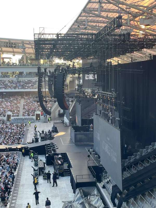 BMO Stadium, section: 209, row: H, seat: 5