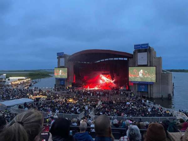 Jones Beach Theater, section: 202, row: EE, seat: 3