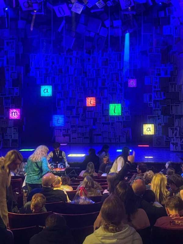 Cambridge Theatre, section: Stalls, row: Q, seat: 19