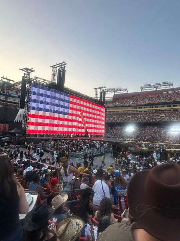 Northwest Stadium, section: 142, row: 10, seat: 18