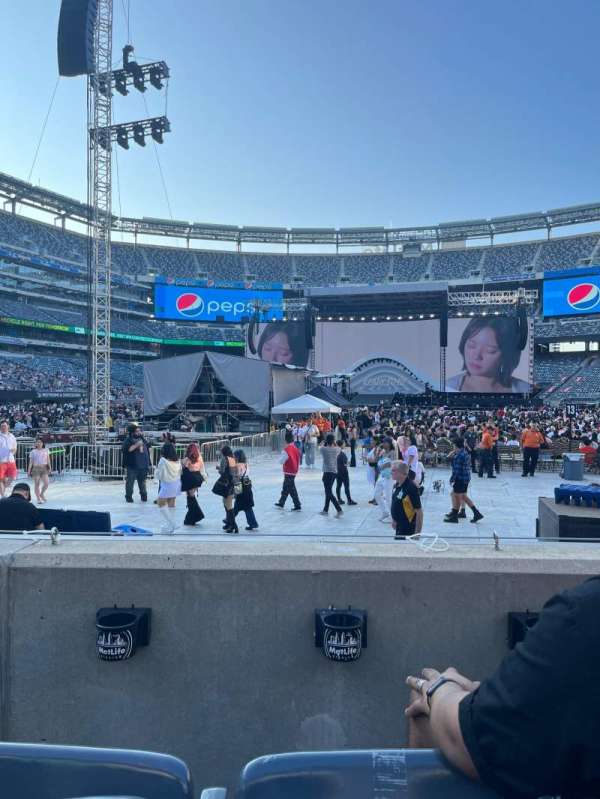 MetLife Stadium, section: 124, row: 2, seat: 9-10