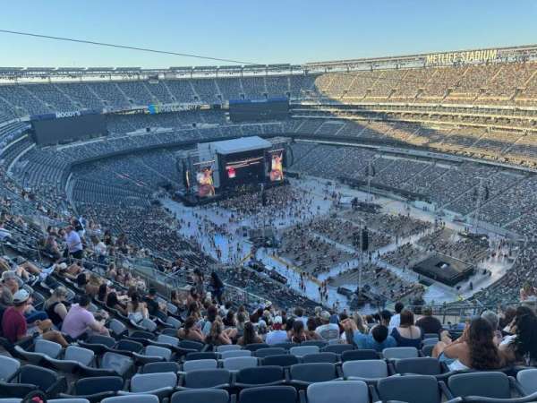 MetLife Stadium, section: 332, row: 22, seat: 12