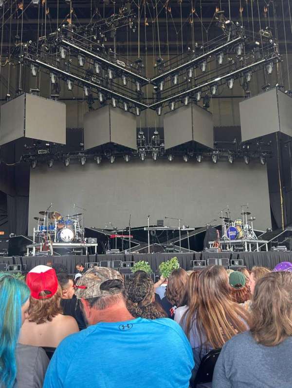Concert photos at Jiffy Lube Live that are center stage