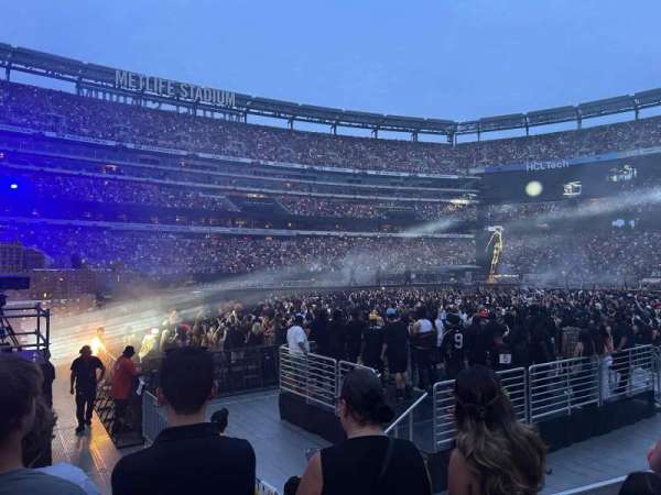MetLife Stadium, section: 142, row: 3, seat: 30