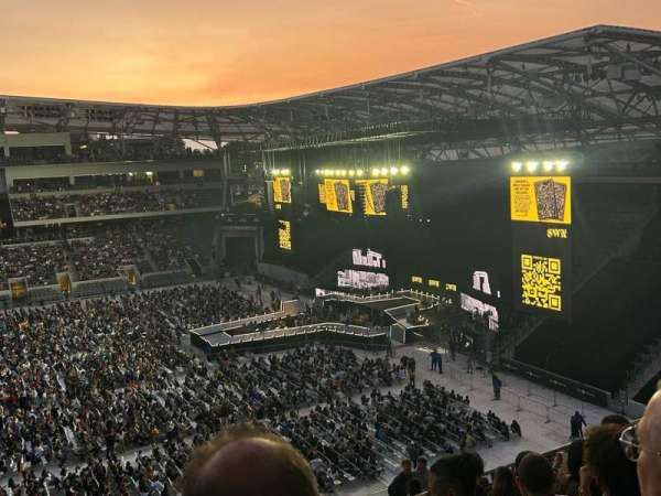 BMO Stadium, section: 211, row: P, seat: 14
