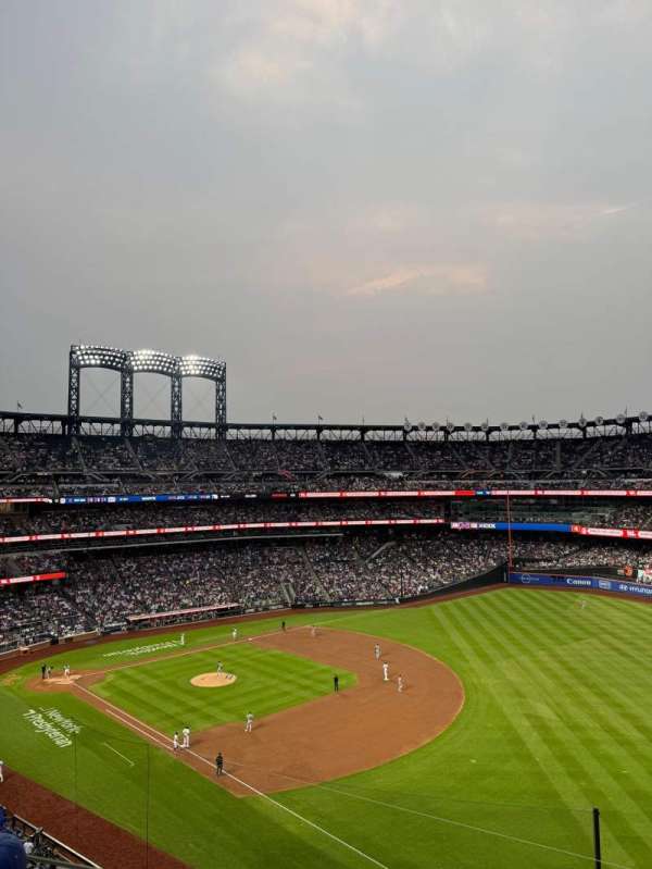 Citi Field, section: 403, row: 3, seat: 18