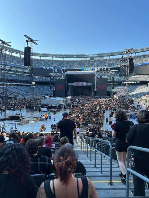 MetLife Stadium, section: 124, row: 22, seat: 1