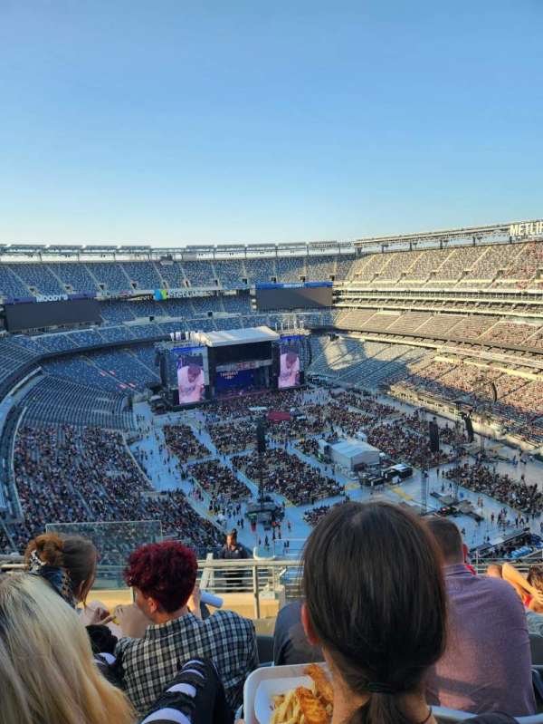 MetLife Stadium, section: 330, row: 16, seat: 24