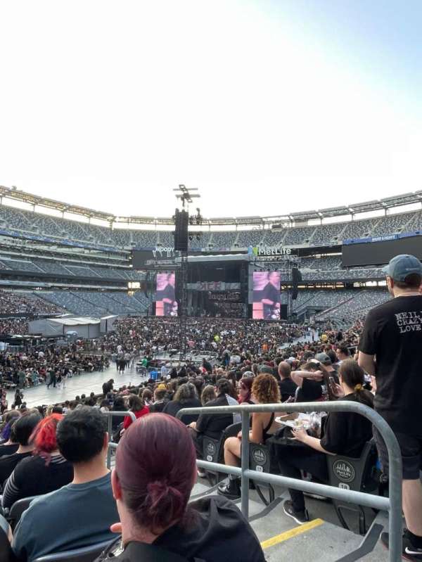 MetLife Stadium, section: 121, row: 20, seat: 1