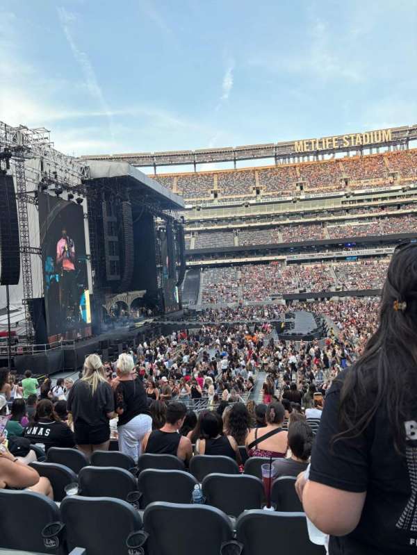 MetLife Stadium, section: 140, row: 22, seat: 17