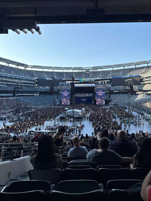 MetLife Stadium, section: 124, row: 43, seat: 28