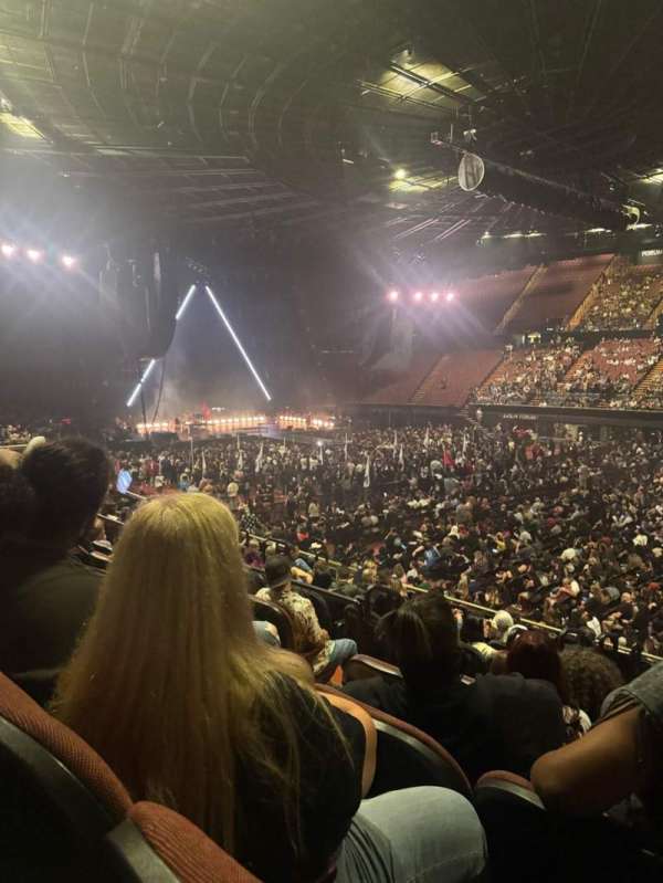 Kia Forum, section: 130, row: 10, seat: 4