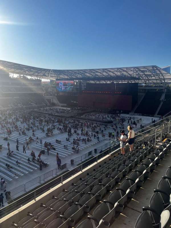 BMO Stadium, section: 215, row: F, seat: 16