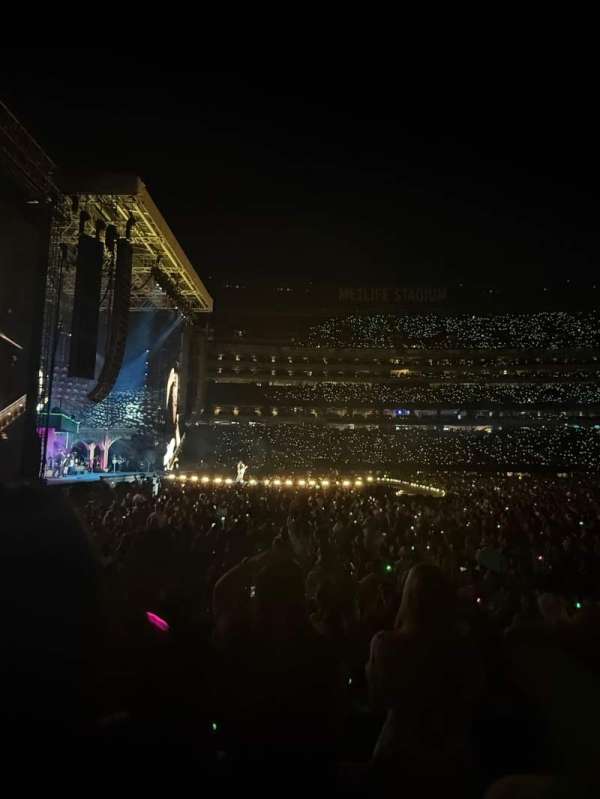 MetLife Stadium, section: 142, row: 3, seat: 3