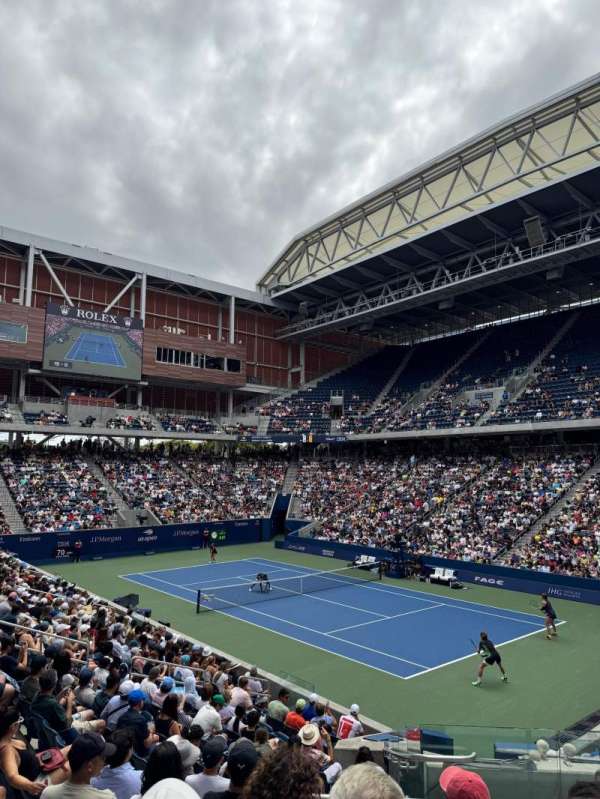 Louis Armstrong Stadium, section: 12, row: Q, seat: 1