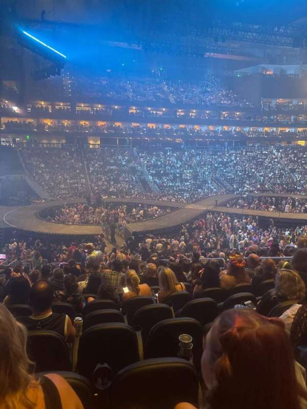 State Farm Arena, section: 121, row: W, seat: 8