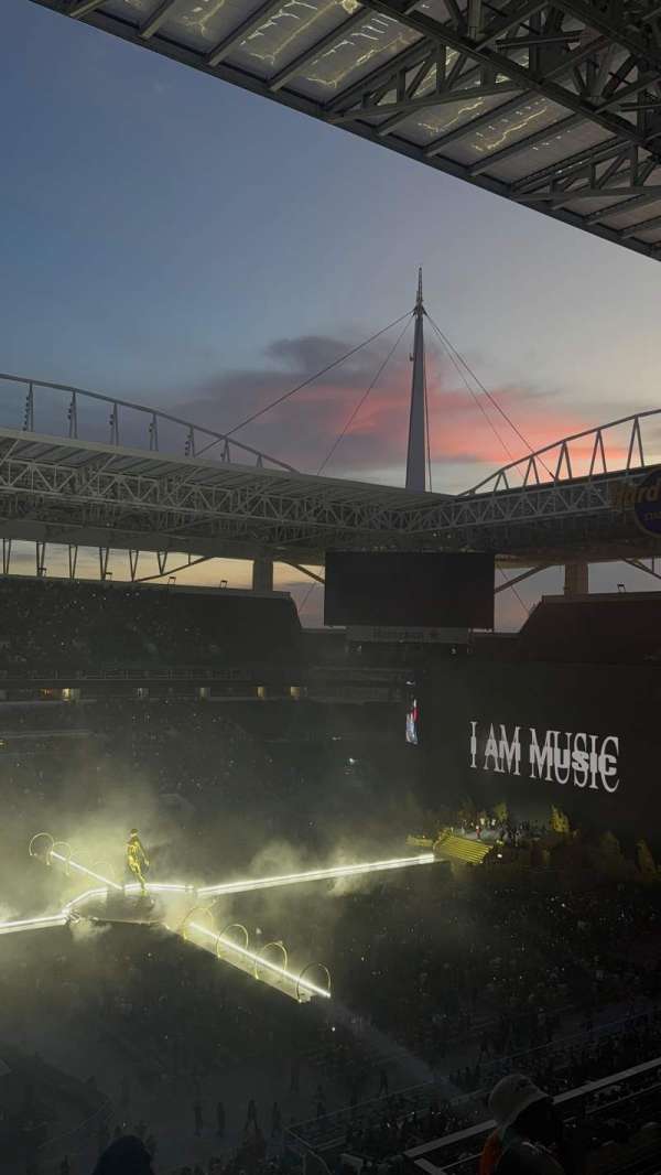Hard Rock Stadium, section: 322, row: 8, seat: 1