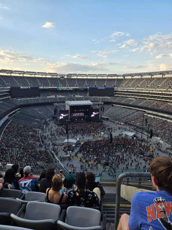 MetLife Stadium, section: 330, row: 13, seat: 4