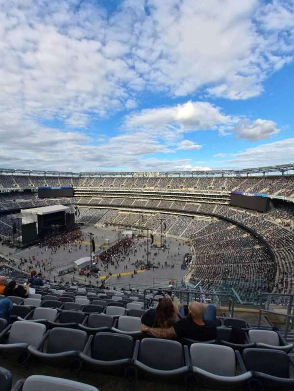 MetLife Stadium, section: 304, row: 16, seat: 4