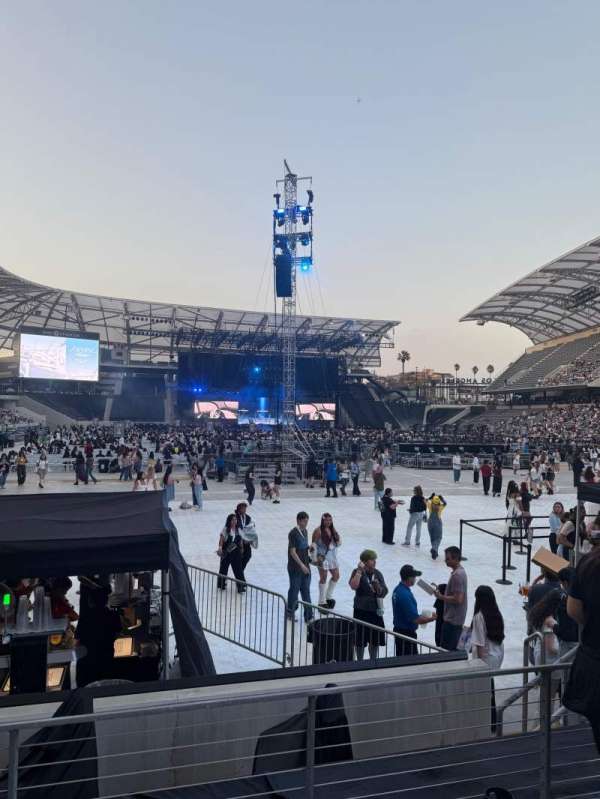 BMO Stadium, section: 124, row: F, seat: 7