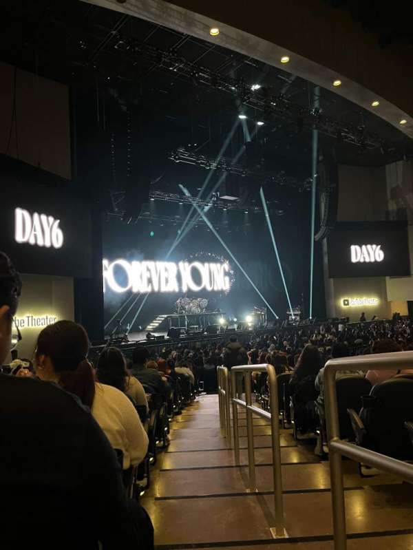 YouTube Theater, section: 101, row: Q, seat: 25