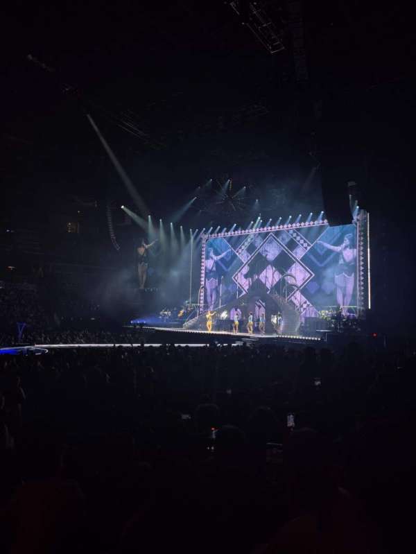 Kia Center, section: 106, row: 6, seat: 1