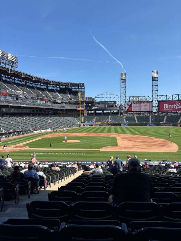 Rate Field, section: 124, row: 32, seat: 7