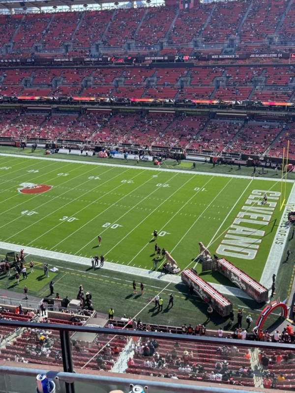 Huntington Bank Field, section: 538, row: 3, seat: 15-20