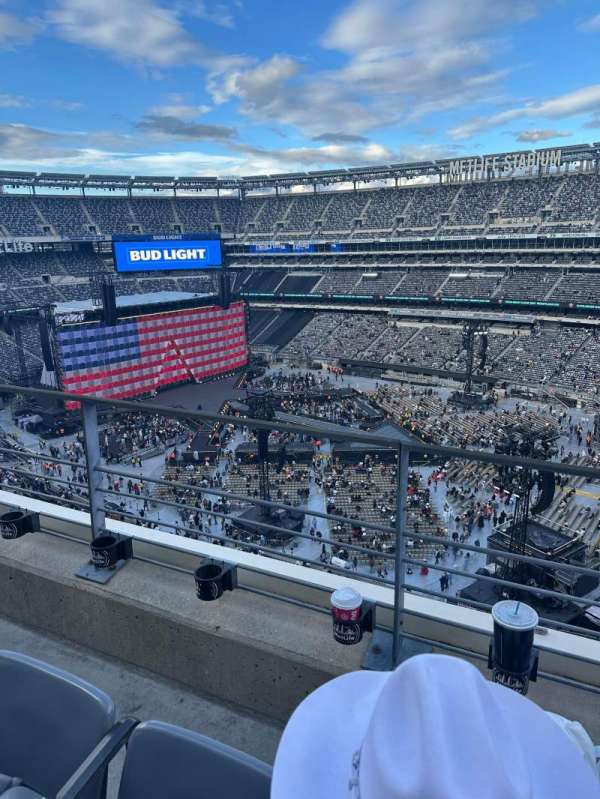 MetLife Stadium, section: 334, row: 2, seat: 18