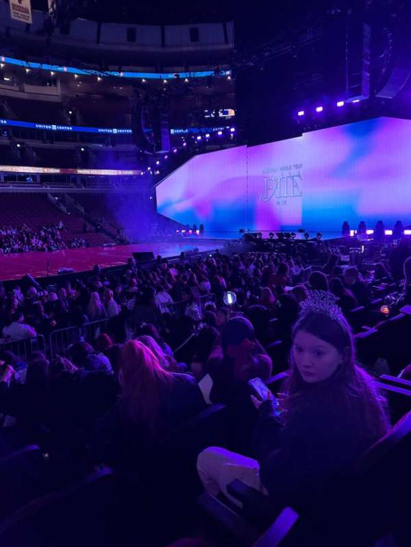 United Center, section: 122, row: 8, seat: 18