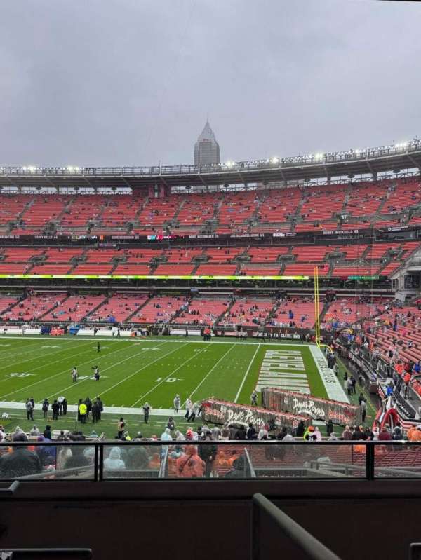 Huntington Bank Field, section: 137, row: 33, seat: 21