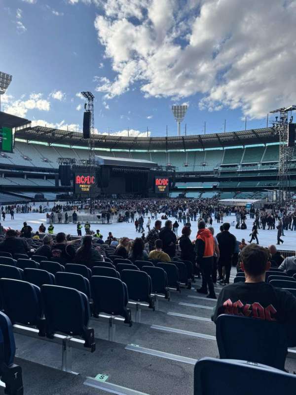 Melbourne Cricket Ground, section: M11, row: V, seat: 19