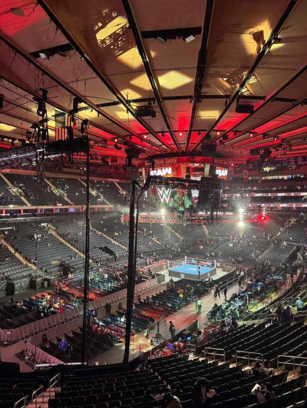 Madison Square Garden, section: 220, row: 1, seat: 8