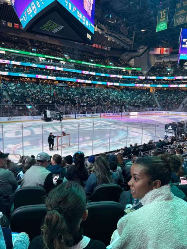 Climate Pledge Arena, section: 17, row: M, seat: 8