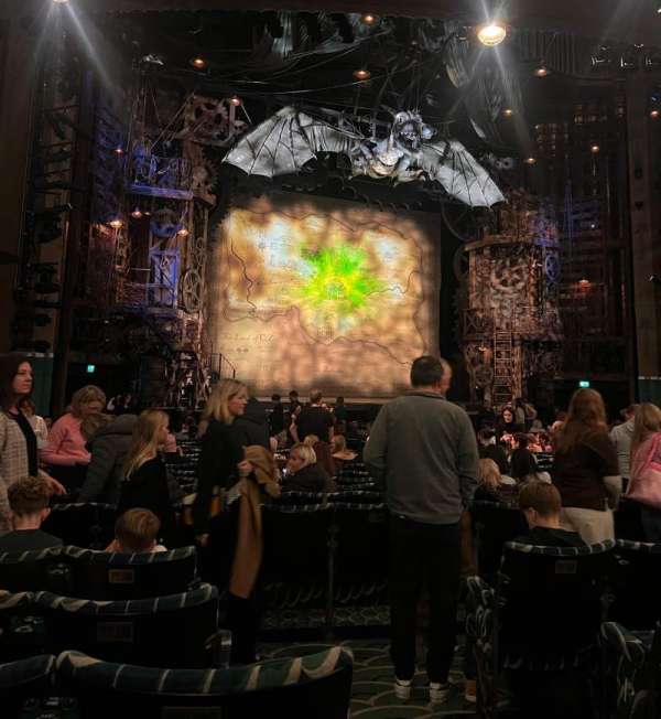 Apollo Victoria Theatre, section: Stalls, row: U, seat: 38