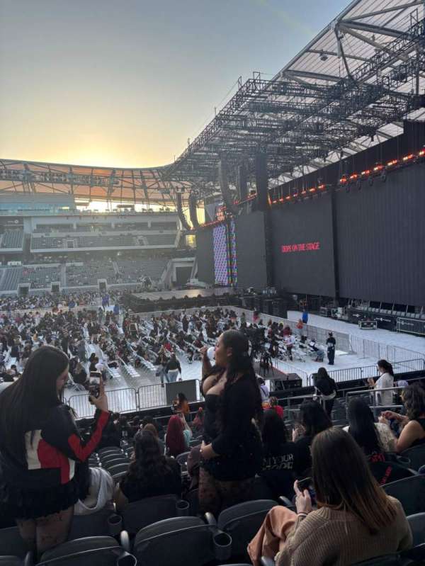 BMO Stadium, section: 110, row: R, seat: 9