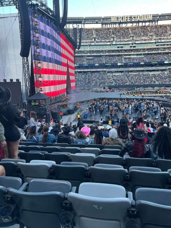 MetLife Stadium, section: 142, row: 22, seat: 4