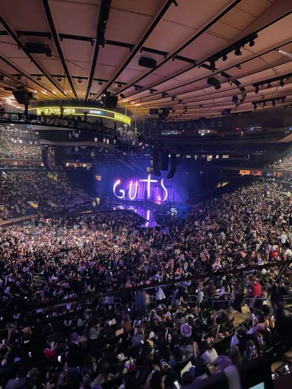 Madison Square Garden, section: 206, row: 1, seat: 4