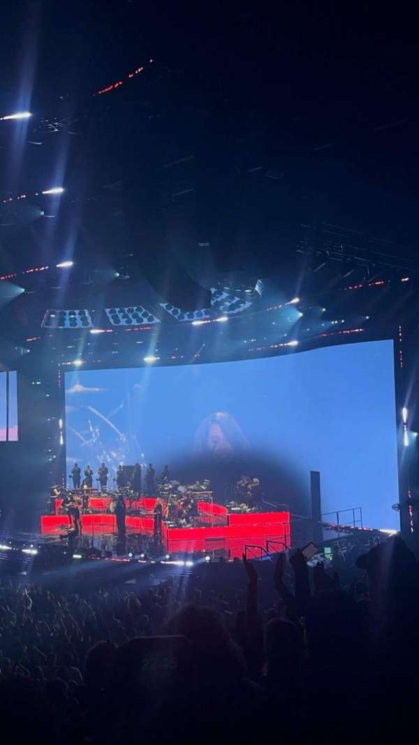 Uber Arena, section: 207, row: 17, seat: 9