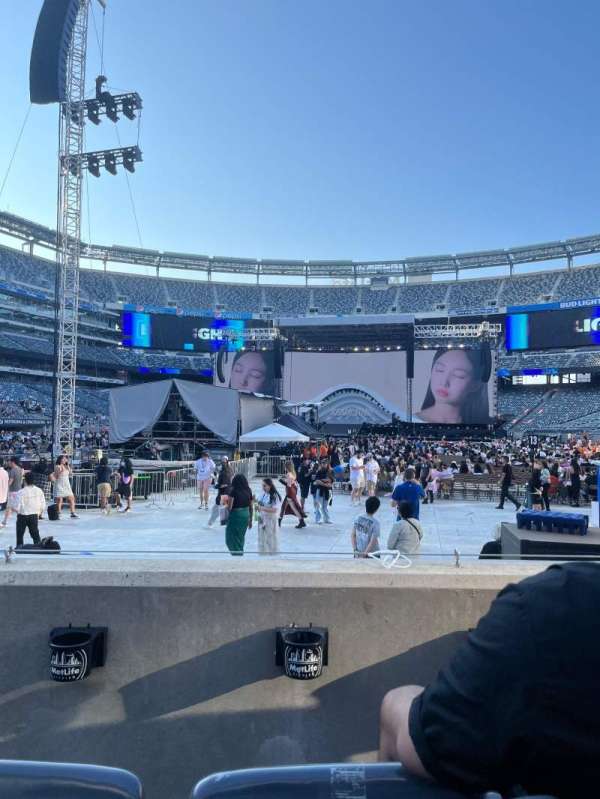 MetLife Stadium, section: 124, row: 2, seat: 9-10